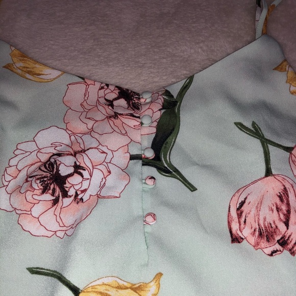 Sleeveless Blouse - Picture 2 of 5